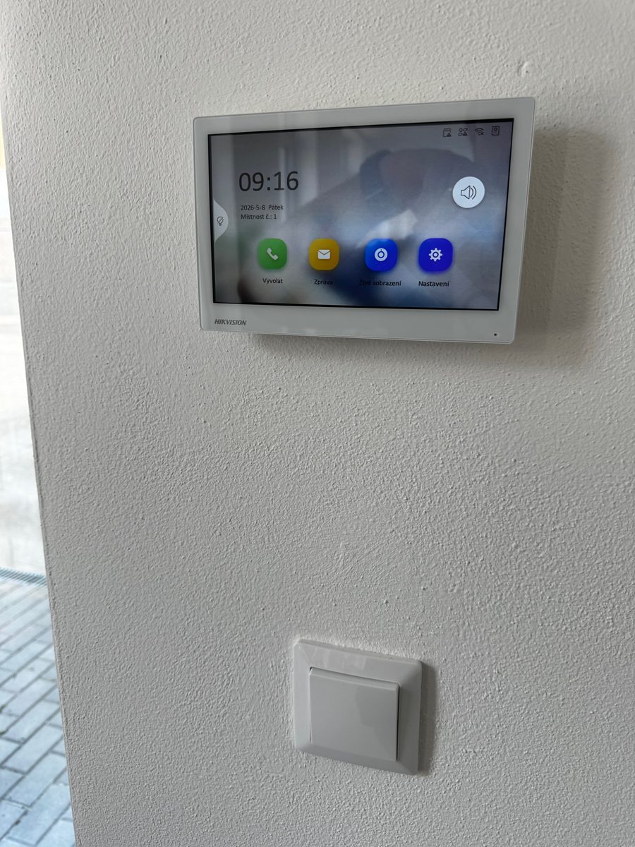 Vnitřní dotykový displej videotelefonu Hikvision